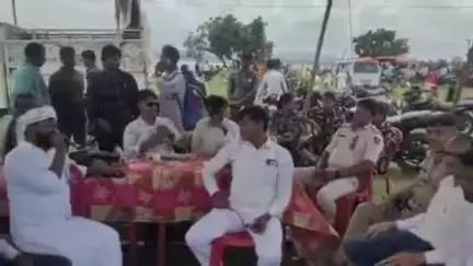 खैरा: गरही थाना क्षेत्र के गरही डैम के बीचो-बीच स्थित बुढ़वा बाबा की मजार पर लोगों की भीड़ उमड़ी