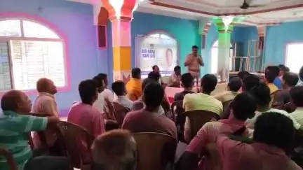 পূর্বস্থলী ২: পারুলিয়া বাজার এলাকার একটি অনুষ্ঠান হলে টোটো, অটো মালিকদের নিয়ে পথ নিরাপত্তায় আলোচনা সভায় lC