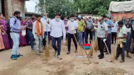 जनपद पंचायत डभरा अंतर्गत ग्राम पंचायत सपोस में स्वच्छता ही सेवा अभियान का आयोजन हुआ
