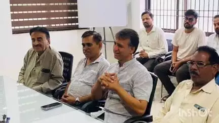 दुर्ग: चैम्बर ऑफ कॉमर्स भिलाई के सदस्यों ने प्रदेश महामंत्री अजय भसीन के नेतृत्व में एएसपी ट्रैफिक से की मुलाकात