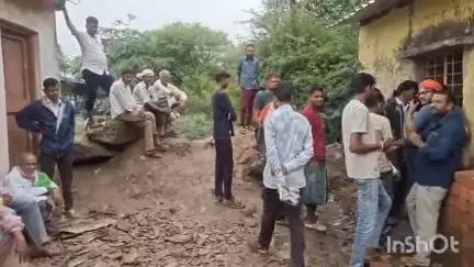 होशंगाबाद नगर: मार्कफेड स्थित गोदाम में किसानों को नहीं मिल रहा खाद किसान खाद के लिए हो रहे परेशान#jansamsya