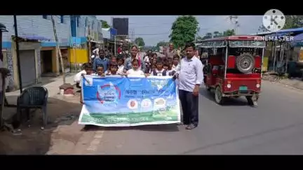 পুরুলিয়া ২: পড়ুয়াদের রেলি ও লোকশিল্পীদের ঝুমুর গানে পুরুলিয়া ২ ব্লক এলাকায় প্লাস্টিক বর্জনের আহ্বান প্রশাসনের