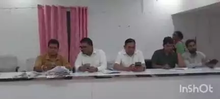 बौंसी: प्रखंड सभागार में प्रखंड निर्वाचित पदाधिकारी ने मतदाता पुनरीक्षण कार्य का जायजा लिया