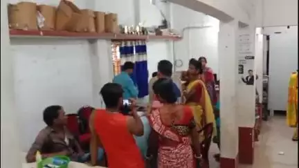 ময়নাগুড়ি: বন্ধন ব্যাংক কর্মীর বিরুদ্ধে গুরুতর প্রতারণার অভিযোগ তুলে পানবাড়ি 2 বন্ধন ব্যাংকের সামনে ধরনায় বসলেন  এক দম্পতি
