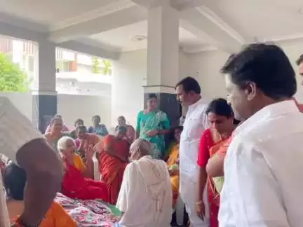 పటాన్​​చెరు: వెలిమెల గ్రామంలో బీజేపీ సీనియర్ నాయకులు నరేందర్ రెడ్డి తమ్ముడు కరెంట్ షాక్ తో ప్రమాదవశాత్తు మృతి, నివాళులర్పించిన MLC