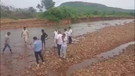 रामगंजमण्डी: खणी गांव का नाला पार करते समय बहा युवक, 24 घंटे बाद भी नहीं मिला सुराग, पुलिस व ग्रामीण तलाश में जुटे