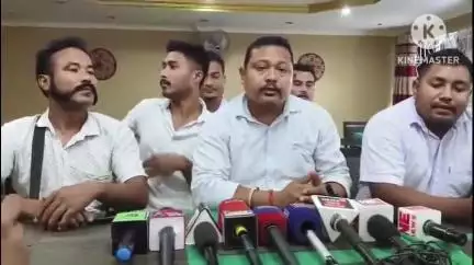 তিনিচুকীয়া: হোটেল জ্যোতিত  টি ডি এ মাৰ্কেটত এগৰাকী যুৱকক মাৰপিটক লৈ হৈ থকা উত্তপ্ত পৰিস্থিতিৰ সন্দৰ্ভত জাতীয় দল সংগঠনৰ সংবাদমেল ।