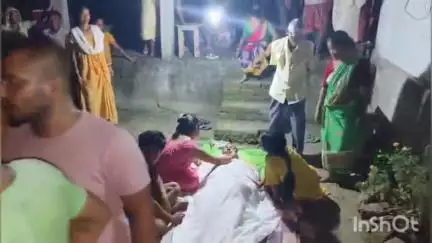 আলিপুরদুয়ার ১: জলদাপারায় বাইসনের হানায় বন কর্মীরা মৃত দেহ  চিলাপাতার বাড়িতে আসতেই মানুষের ঢল নামালো,শোকের ছায়া এলাকায়