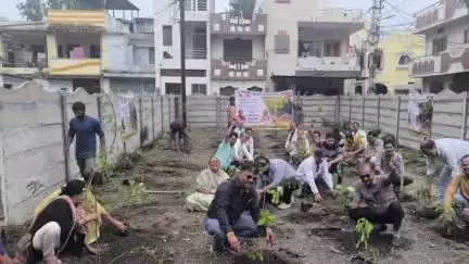 रतलाम: वार्ड 22 के अमृत सागर कॉलोनी उद्यान को अमृत हरित अभियान के तहत बनाया मिनी वन
