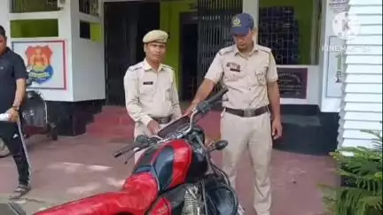 ধর্মনগর: চুড়াইবাড়ি থানা এলাকা থেকে  চুরি হয়ে যাওয়া একটি  বাইক উদ্ধার করল পুলিশ আসামের দুবাগ এলাকা থেকে