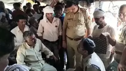 बांगरमऊ: बांगरमऊ के आसीवन थाना क्षेत्र में करंट से मां-बेटे की मौत पर हंगामा, परिजनों ने अंतिम संस्कार से किया इनकार-सीओ