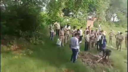 प्रतापगढ़: पीथमपुर से गायक किशोरी का शव घर से 200 मीटर दूर तालाब के किनारे दफनाया मिला, पुलिस ने भेजा पोस्टमार्टम के लिए