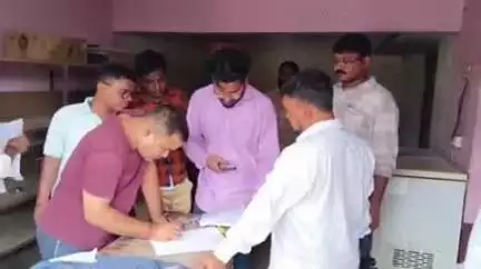 महेशपुर: पाकुड़ उत्पाद विभाग ने महेशपुर थाना क्षेत्र में कई शराब दुकानों को किया सील