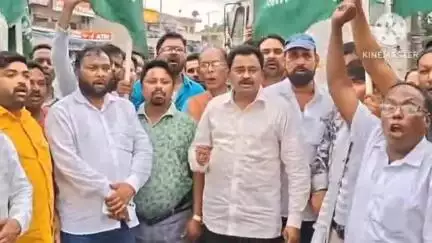 खूंटी: खूंटी में झारखण्ड मुक्ति मोर्चा ने भाजपा की गलत नीतियों के खिलाफ पुतला फूंका