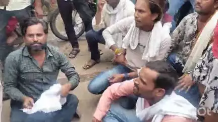 पाटन: उड़द का सही दाम ना मिलने से नाराज़ किसानों ने पाटन में कृषि उपज मंडी के सामने किया चक्का जाम
