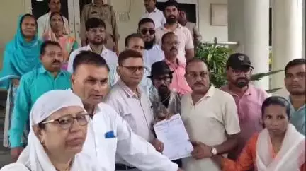 झांसी: सरकारी विद्यालयों बंद करने के फैसले पर कांग्रेसियों ने DM के माध्यम से उत्तर प्रदेश की राज्यपाल को भेजा पत्र