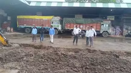 कालापीपल: कालापीपल मंडी में पानी निकासी के लिए मंडी सचिव ने कराई नाली का निर्माण, पब्लिक ऐप की खबर का हुआ असर