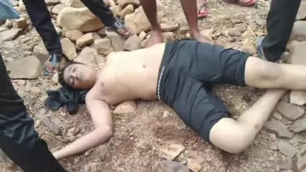 నల్లమల అటవీ ప్రాంతంలోని వజ్రాల ఎర్ర వంక వాగులో ప్రమాదవశాత్తు పడి ఒక యువకుడు మృతి