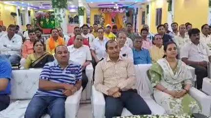 खड़गपुर: मारवाड़ी टोला के प्रज्ञा मैरिज हॉल में त्योहारों में बेहतर कार्य करने वाले लोग सम्मानित