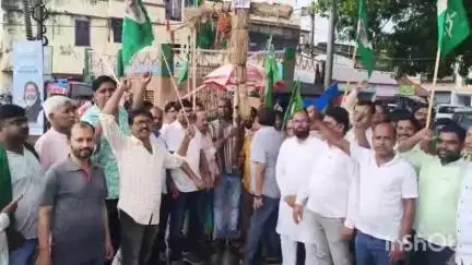BJP मुर्दाबाद मुर्दाबाद बीजेपी की गुंडागर्दी नहीं चलेगी नहीं चलेगी नर से गूंज उठे पूरे दुमका