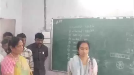 తూముకుంటపల్లిలో విద్యార్థులకు పాఠాలు బోధించిన ఎమ్మెల్యే పల్లె సింధూర