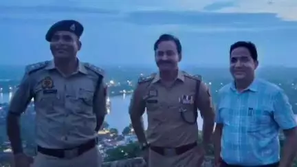 चरखारी: एसपी ने चरखारी किला की सुरक्षा व्यवस्था का लिया जायजा, पर्यटकों की बढ़ती भीड़ को देखते हुए दिए निगरानी के निर्देश