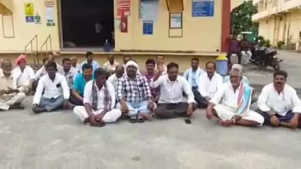 మేడ్చల్: కుత్బుల్లాపూర్ లో నూజివీడు సీడ్స్ కంపెనీ వద్ద ఆందోళనకు దిగిన రైతులు