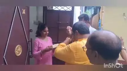 আলিপুরদুয়ার ১: আলিপুরদুয়ারে দ্বিতীয় ধাপে জগন্নাথ ধামের প্রসাদ বিতরণ শুরু,বাড়ি বাড়ি গিয়ে প্রসাদ দিলেন পুরসভার EX-চেয়ারম্যান