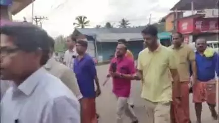 വെള്ളരിക്കുണ്ട്: ആരോഗ്യമന്ത്രി രാജിവെക്കണമെന്ന് ആവശ്യപ്പെട്ട് കോൺഗ്രസിന്റെ നേതൃത്വത്തിൽ പരപ്പ ടൗണിൽ പ്രതിഷേധ പ്രകടനം നടത്തി