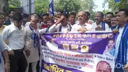 बरेली: आजाद समाज पार्टी ने दलित उत्पीड़न और स्कूल बंदी का विरोध करते हुए राज्यपाल को ज्ञापन जिला अधिकारी बरेली को सौंपा