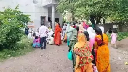 सिल्लोड: तहसील येथे डीबीटी करण्यासाठी वृद्ध महिलांना बसवून ठेवले उपाशी पोटी दिवसभर बसवले लाईन मध्ये