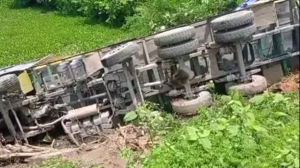 শিলচর: ৬ নং জাতীয় সড়কের কালাইন ভাটগ্রামে নিয়ন্ত্রণ হারিয়ে লরি পাল্টি খেয়ে আহত চালক