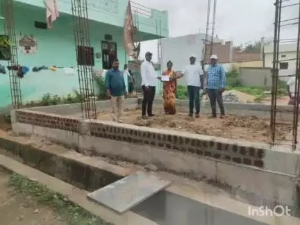 బాల్కొండ: ఇందిరమ్మ ఇళ్ల నిర్మాణం చేపడుతున్న లబ్దిదారులకు మొదటి విడత లక్ష రూపాయల ను ఖాతాలో జమచేసిన మున్సిపల్ కమిషనర్ గంగాధర్