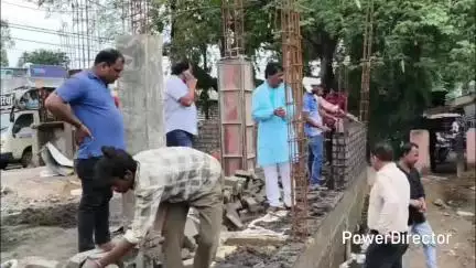परसिया: परासिया: तहसील परिसर में टॉयलेट की गुणवत्ता जांचने पहुंचे नपाध्यक्ष, दीवार गिराई, गुणवत्ता के निर्देश दिए