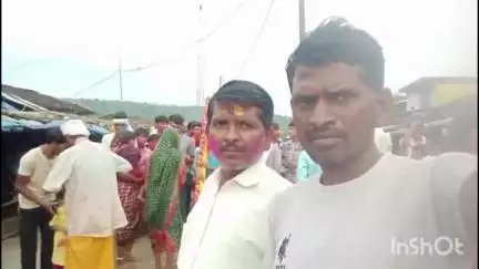 भीमपुर: भीमपुर ढाना में हुई ध्वज पूजा, खंडवा दादाजी धाम के लिए रवाना हुआ युवकों का जत्था