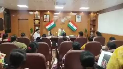 गुमला: डीसी ने कार्यालय में जिला समाज कल्याण विभाग द्वारा संचालित योजनाओं की समीक्षा की