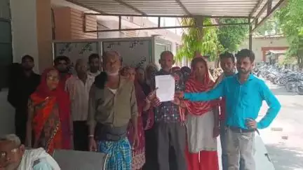 उन्नाव: उन्नाव के दुआ गांव में गलियारे के रास्ते को पड़ोसी ने किया बंद, ग्रामीणों ने उन्नाव डीएम को प्रार्थना पत्र दिया