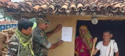 छतरपुर: छतरपुर पुलिस ने फरार आरोपी के घर पर इश्तेहार चिपकाया