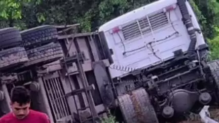 फतेहाबाद: आगरा लखनऊ एक्सप्रेसवे के 31वें माइलस्टोन पर नई दिल्ली से रांची जा रहा चावल लदा ट्रक पलटा