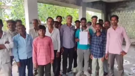 गरौठा: चंद्रपुरा में विद्यालय मर्ज होने से छात्र-छात्राओं को दूसरे गांव में स्थित विद्यालय जाने में हो रही परेशानी #jansamasya