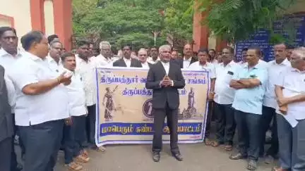 திருப்பத்தூர்: ஆடு மேய்க்க தான் லாயக்கு என்று தீட்டிய நீதிபதி, நீதிமன்றம் முன்பு கண்டன ஆர்ப்பாட்டத்தில் இறங்கிய வழக்கறிஞர்கள் சங்கம்