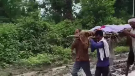 बहादुरपुर: गीलारोपा में शवयात्रा के दौरान दिखी गांव की बदहाल तस्वीर