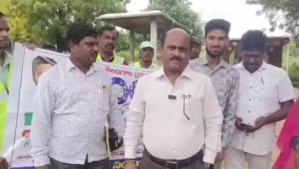 కామారెడ్డి: 100 రోజుల పరిశుభ్రత ప్రణాలికలో భాగంగా డ్రైనేజీలు, పిచ్చి మొక్కలను తొలగించిన మున్సిపల్ కమిషనర్ రాజేందర్ రెడ్డి