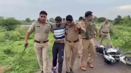 झांसी: आरी के पास सीपरी पुलिस से अंतरराज्यीय वाहन चोरों की हुई मुठभेड़, एक बदमाश गोली लगने से घायल, चोरी के वाहन बरामद