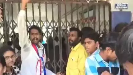 నార్కెట్​పల్లి: మండల తహసిల్దార్ కార్యాలయానికి తాళం వేసి నిరసన తెలిపిన బీసీ విద్యార్థి సంఘం నాయకులు