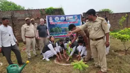 करहल: करहल क्षेत्र में वन महोत्सव सप्ताह कार्यक्रम का आयोजन, वन विभाग अधिकारी और स्कूल के प्रिंसिपल रहे मौजूद