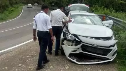 अम्ब: सिकरां दा परोह में दो कारों के बीच हुई टक्कर, एक महिला घायल