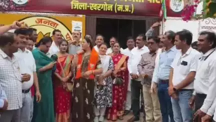 खरगौन: MP भाजपा अध्यक्ष के निर्विरोध चुने जाने पर खरगोन भाजपा कार्यालय में कार्यकर्ताओं ने मनाई खुशी, एक दूसरे को खिलाई मिठाई