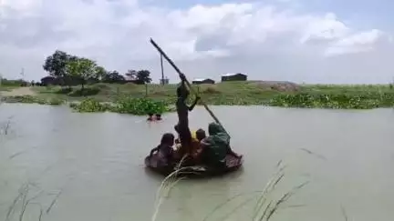 जोगापट्टी: गंडक के बढ़ते जलस्तर से मदारपुर का सड़क संपर्क टूटा, दस फीट पानी से डूबा मुख्य मार्ग #jansamasya