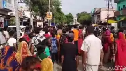देवघर: करनीबाद गोलीकांड में हत्या के बाद परिजनों ने कुंडा मोड़ पर शव रखकर प्रदर्शन किया